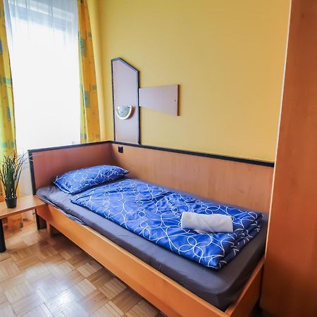Cozy Rooms - U3 Hutteldorferstrasse Відень Екстер'єр фото