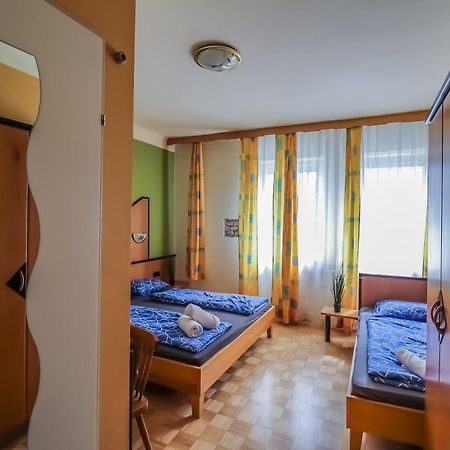 Cozy Rooms - U3 Hutteldorferstrasse Відень Екстер'єр фото