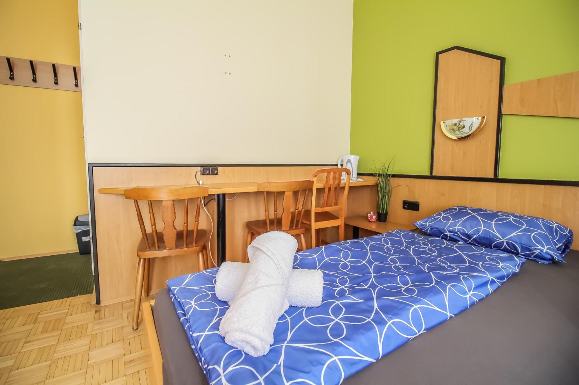 Cozy Rooms - U3 Hutteldorferstrasse Відень Екстер'єр фото