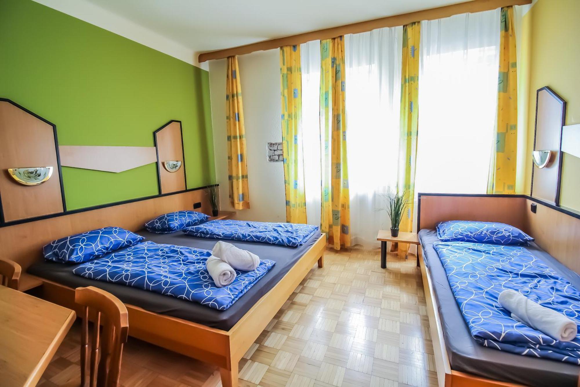 Cozy Rooms - U3 Hutteldorferstrasse Відень Екстер'єр фото