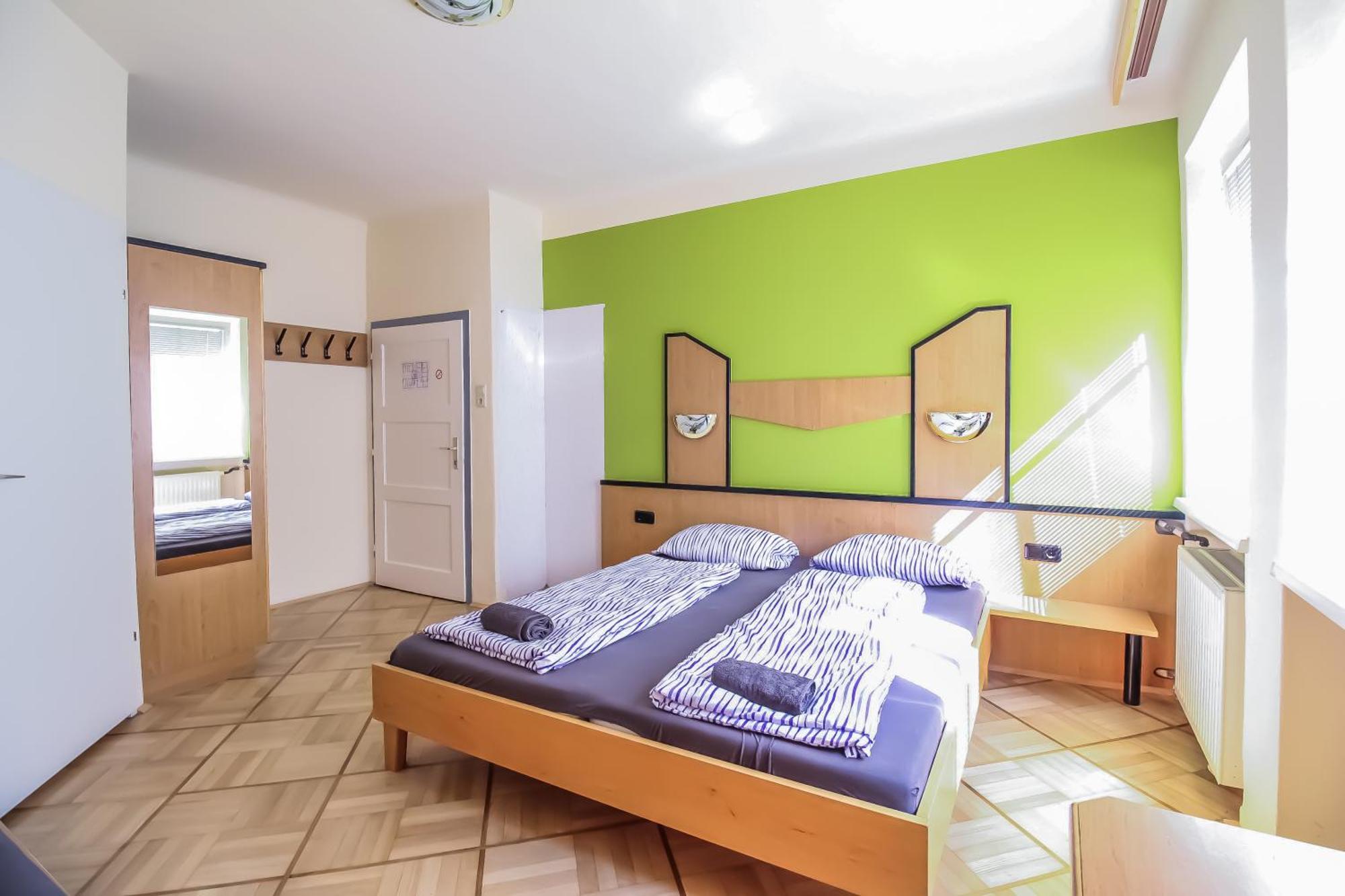 Cozy Rooms - U3 Hutteldorferstrasse Відень Екстер'єр фото