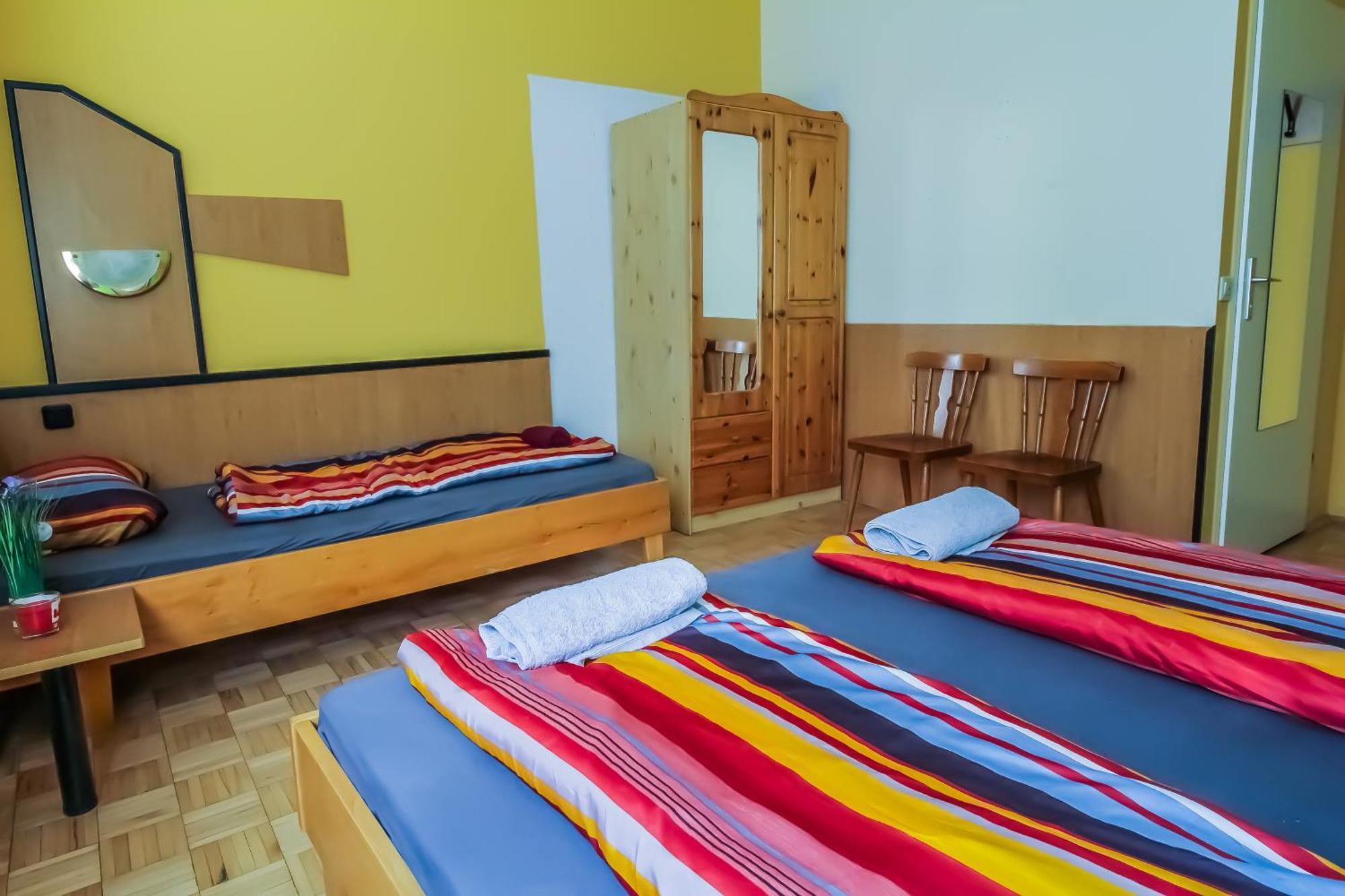 Cozy Rooms - U3 Hutteldorferstrasse Відень Екстер'єр фото