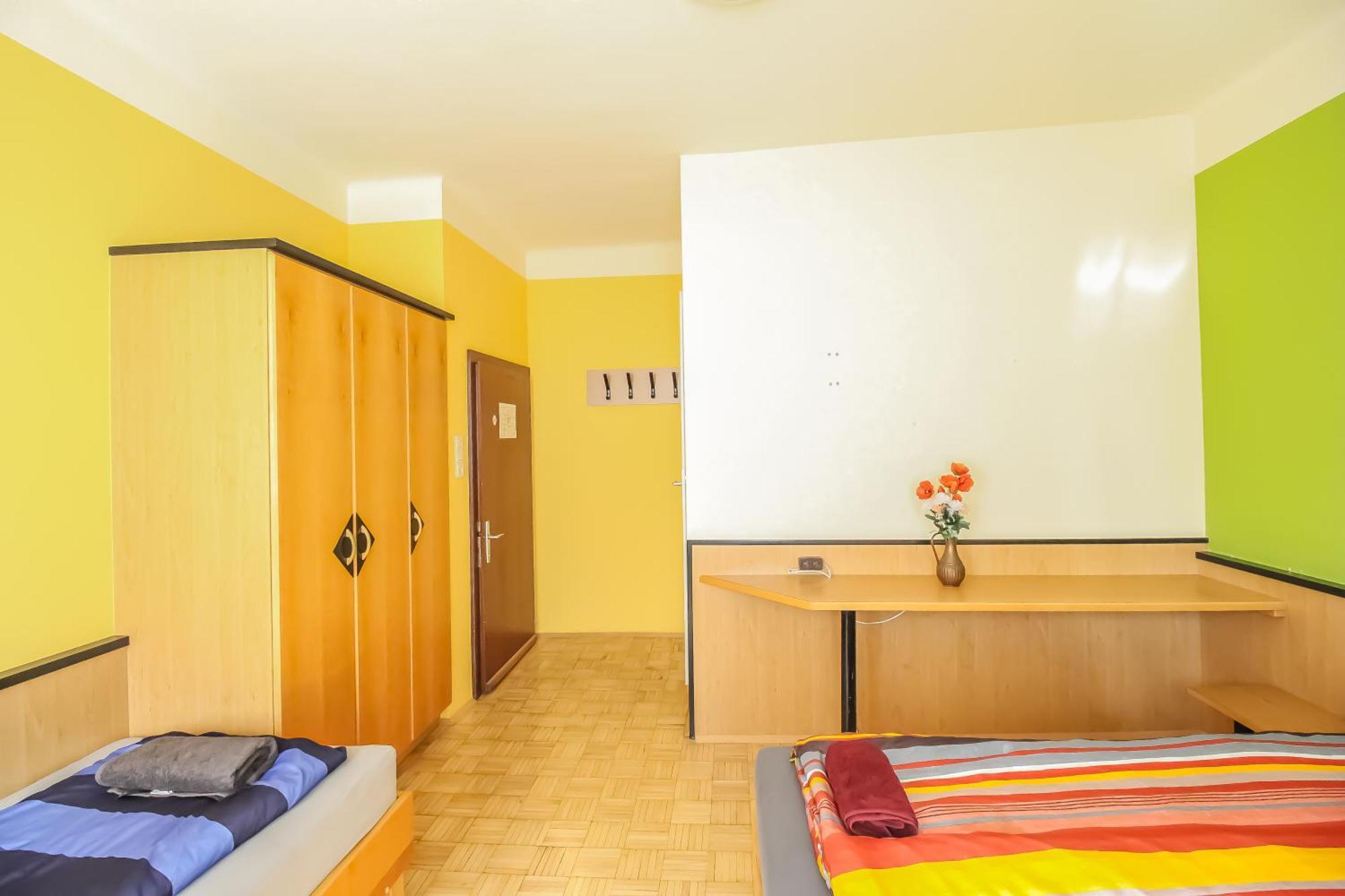 Cozy Rooms - U3 Hutteldorferstrasse Відень Екстер'єр фото