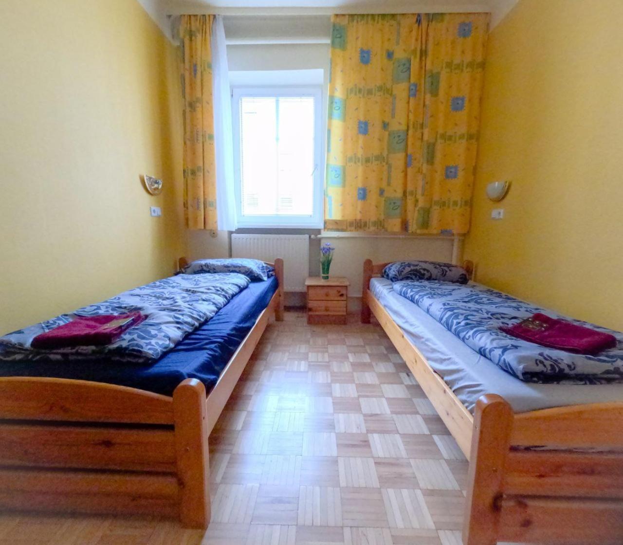 Cozy Rooms - U3 Hutteldorferstrasse Відень Екстер'єр фото