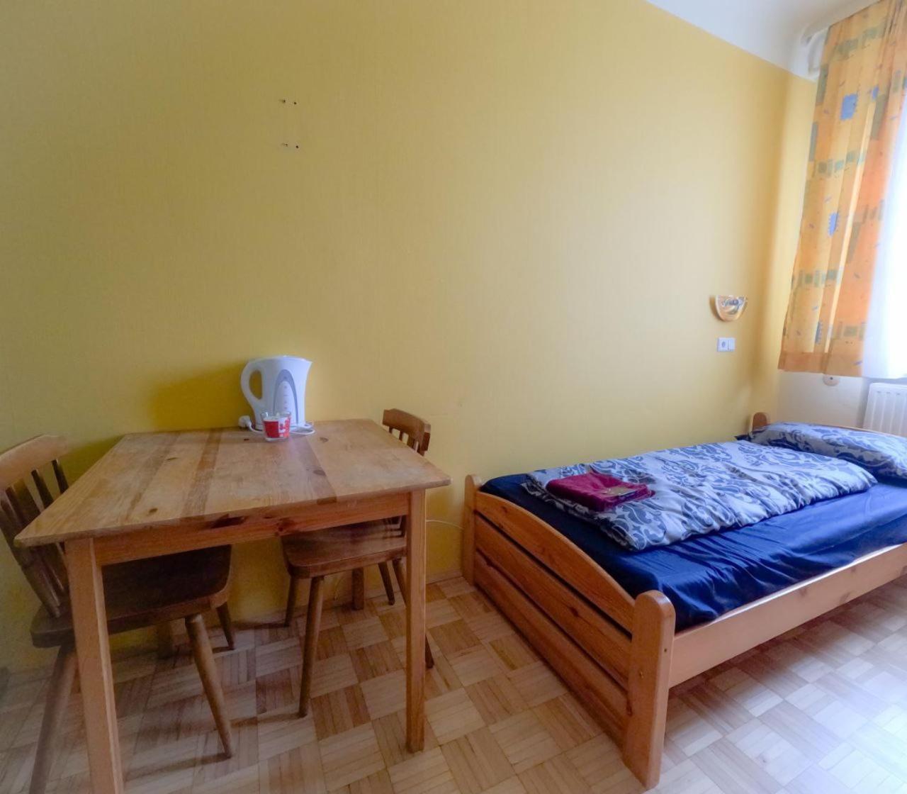 Cozy Rooms - U3 Hutteldorferstrasse Відень Екстер'єр фото