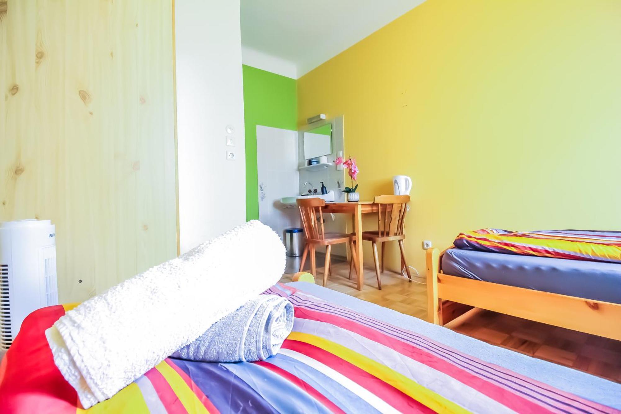 Cozy Rooms - U3 Hutteldorferstrasse Відень Екстер'єр фото