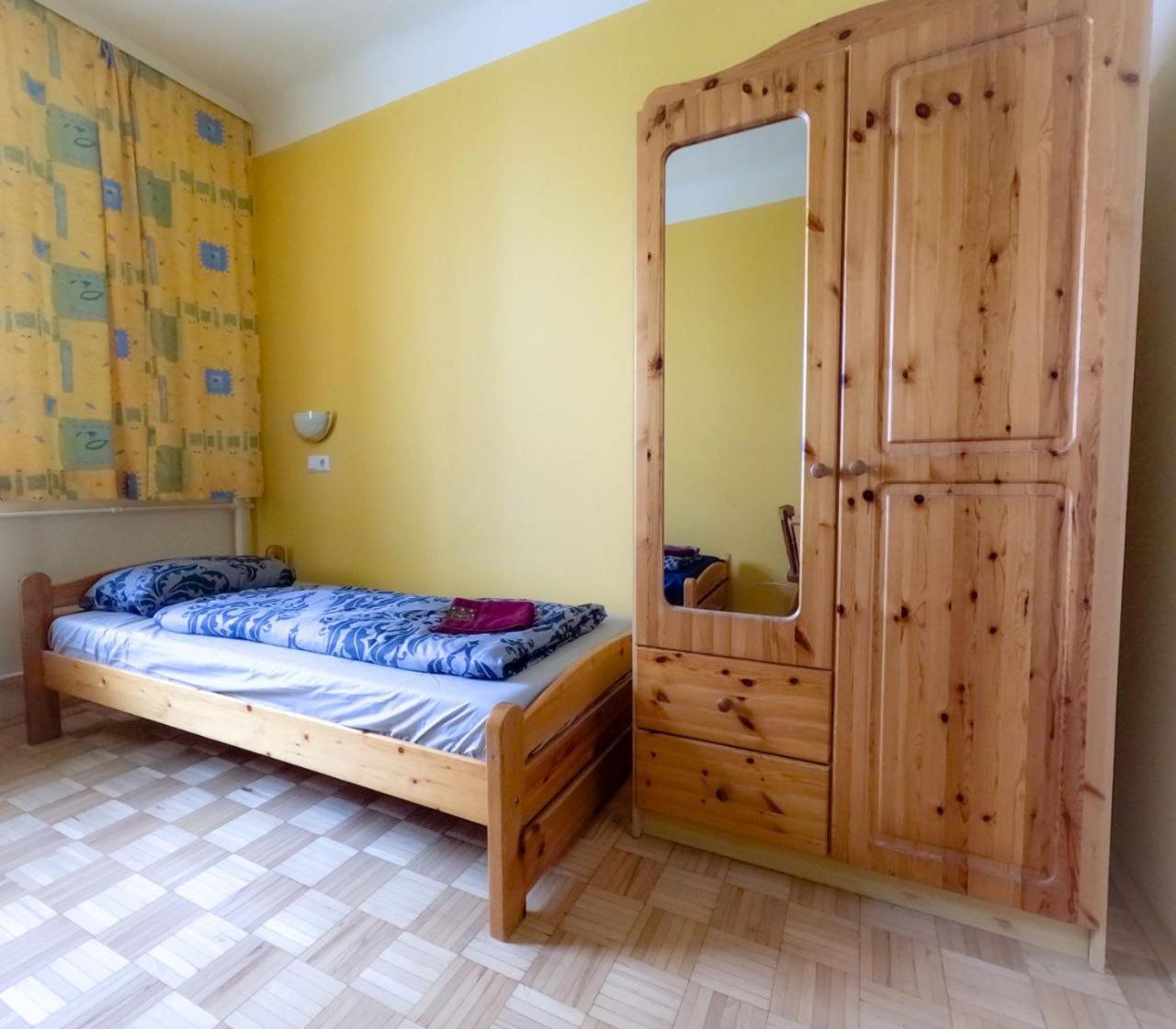 Cozy Rooms - U3 Hutteldorferstrasse Відень Екстер'єр фото