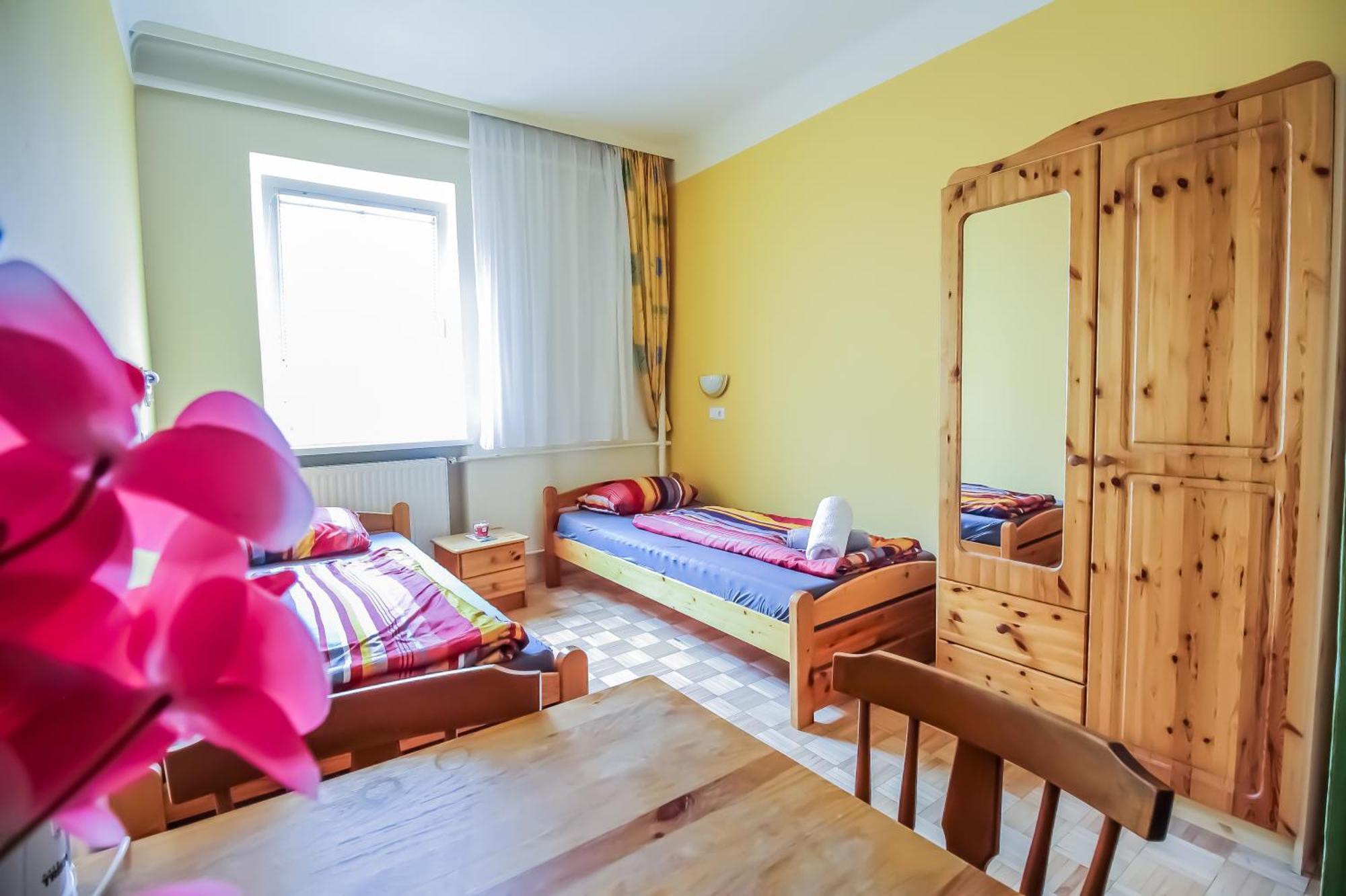 Cozy Rooms - U3 Hutteldorferstrasse Відень Екстер'єр фото