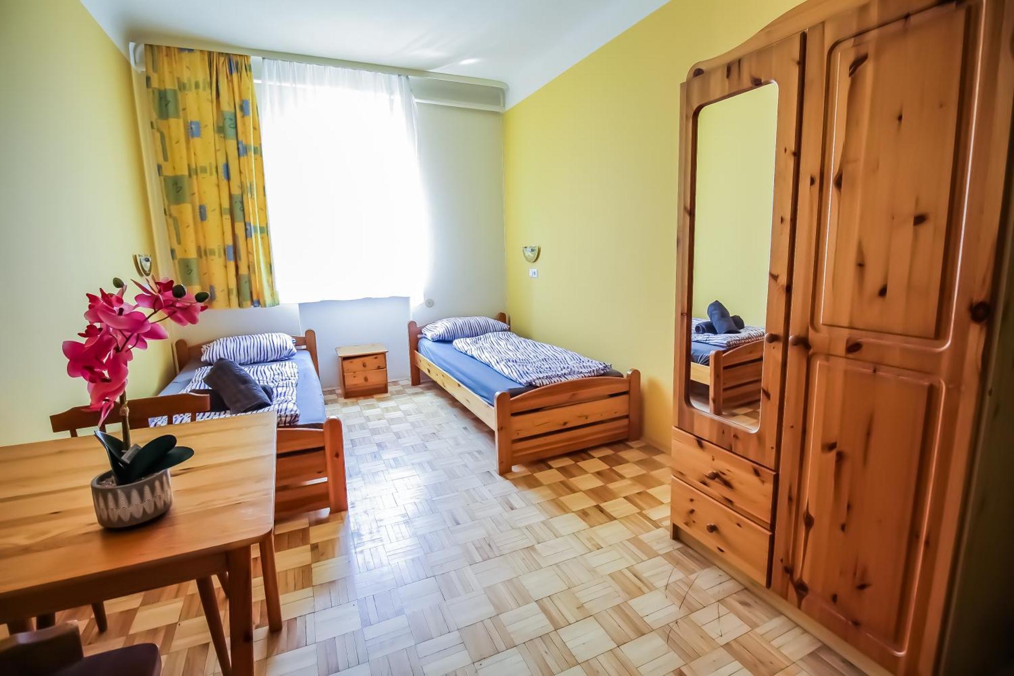 Cozy Rooms - U3 Hutteldorferstrasse Відень Екстер'єр фото