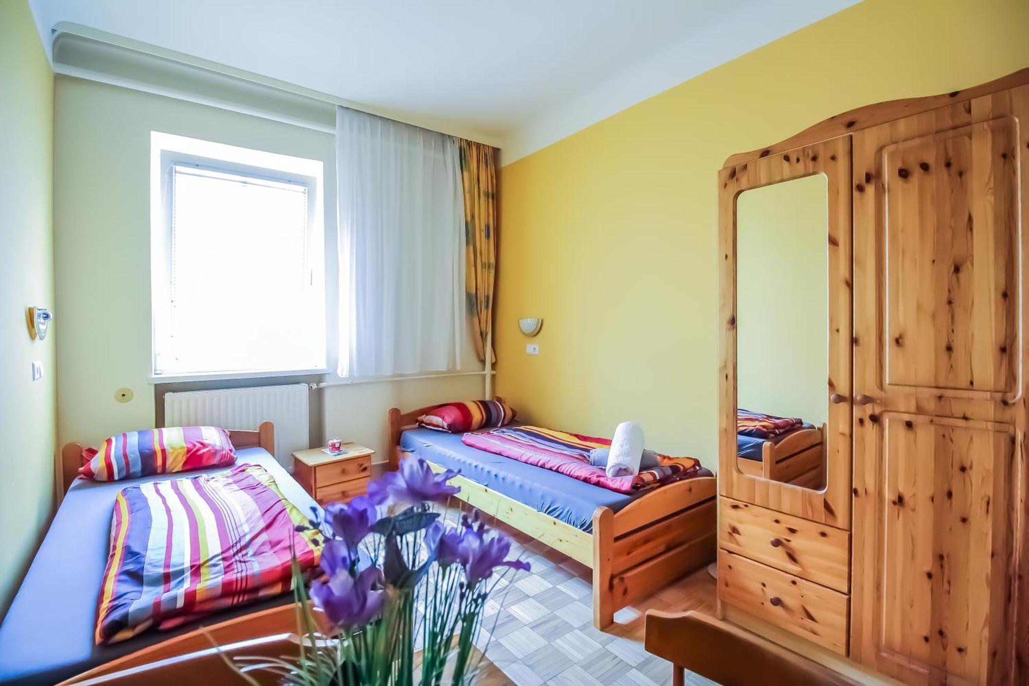 Cozy Rooms - U3 Hutteldorferstrasse Відень Екстер'єр фото
