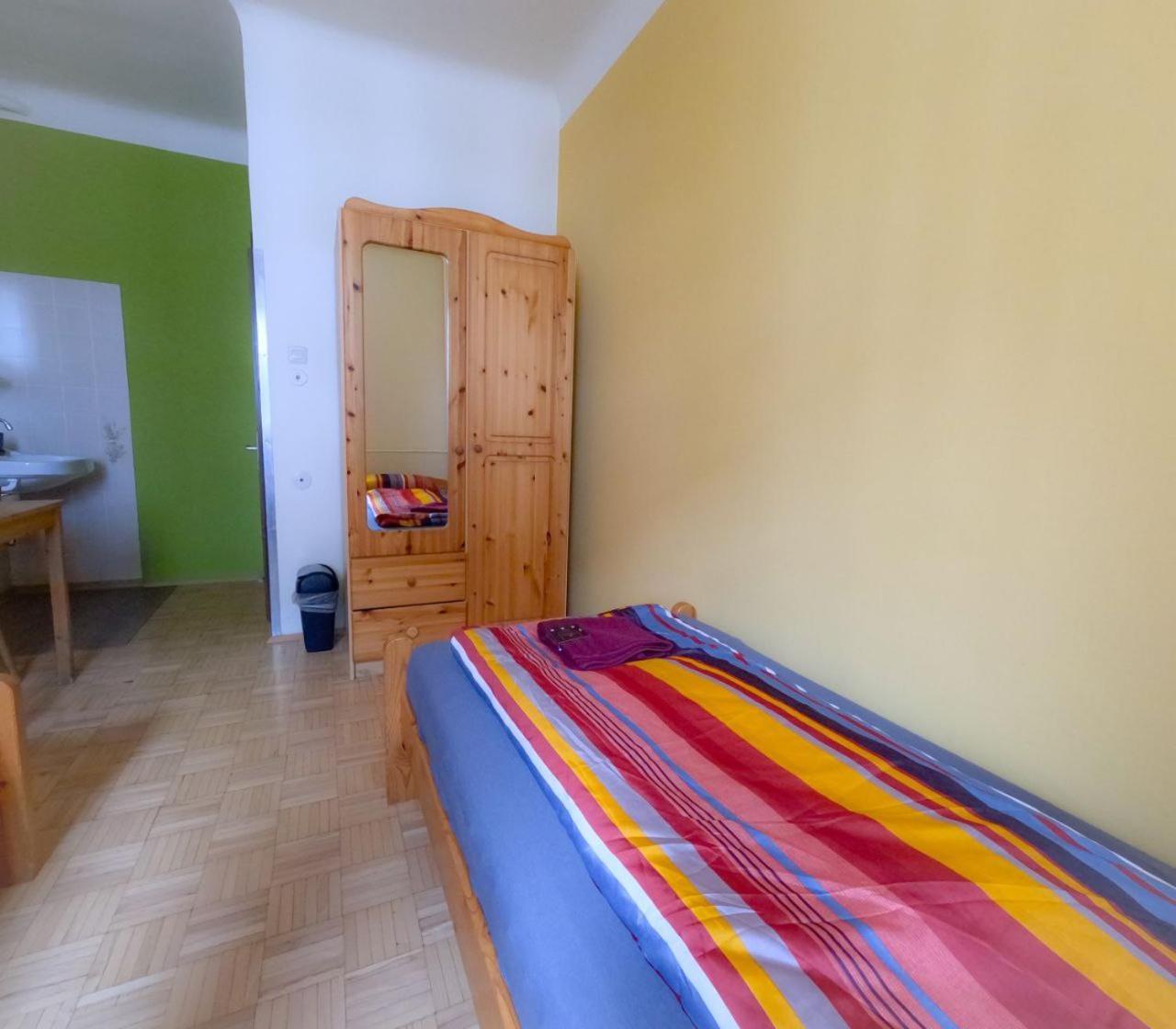 Cozy Rooms - U3 Hutteldorferstrasse Відень Екстер'єр фото