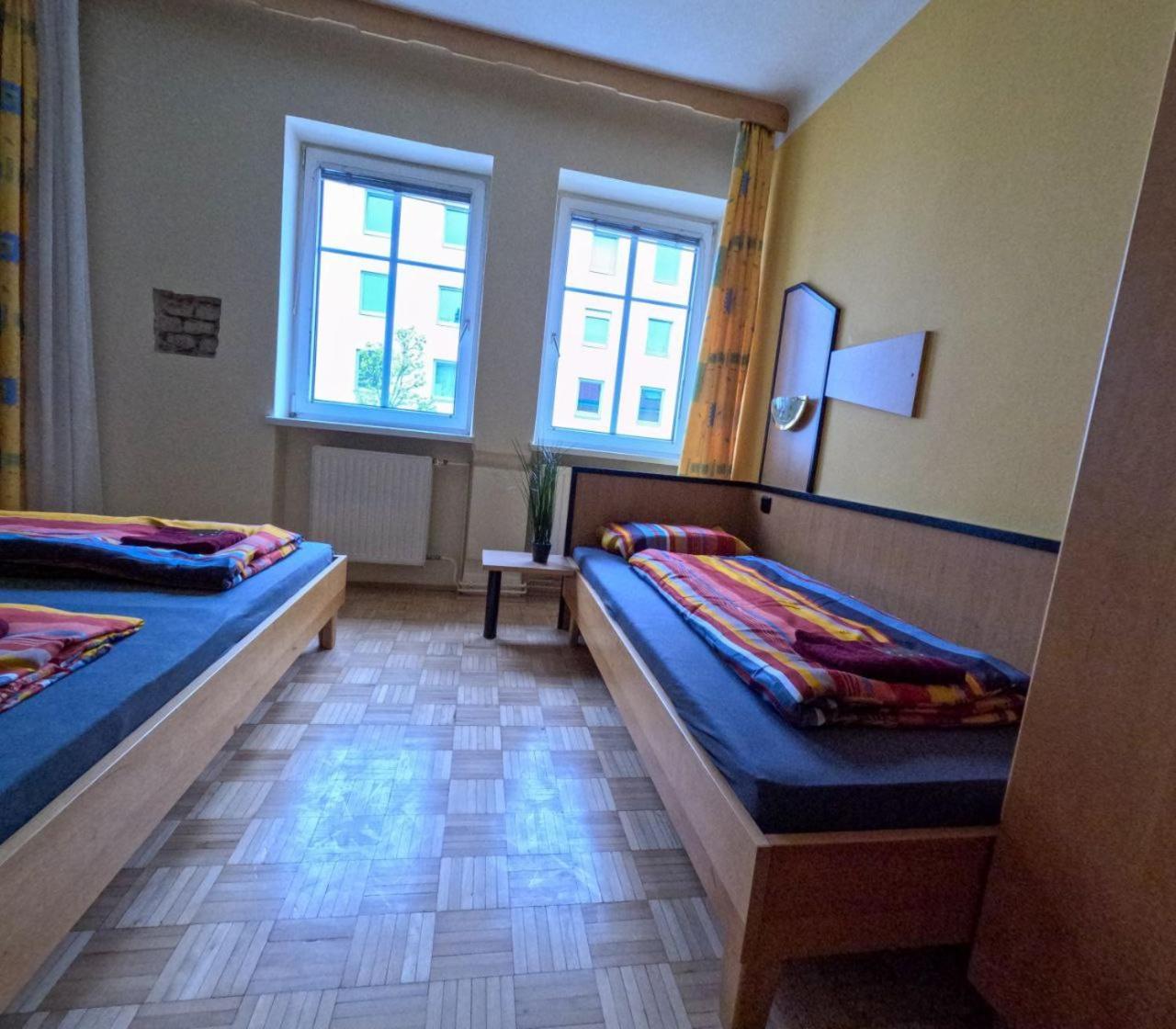 Cozy Rooms - U3 Hutteldorferstrasse Відень Екстер'єр фото