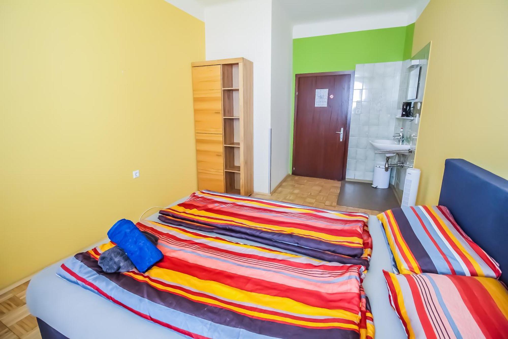 Cozy Rooms - U3 Hutteldorferstrasse Відень Екстер'єр фото