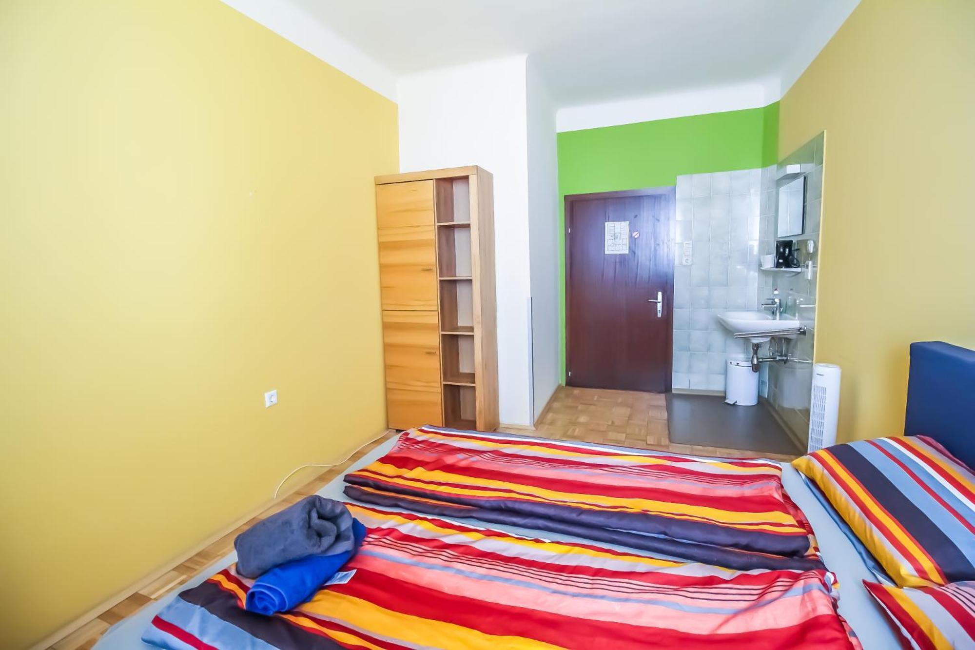 Cozy Rooms - U3 Hutteldorferstrasse Відень Екстер'єр фото