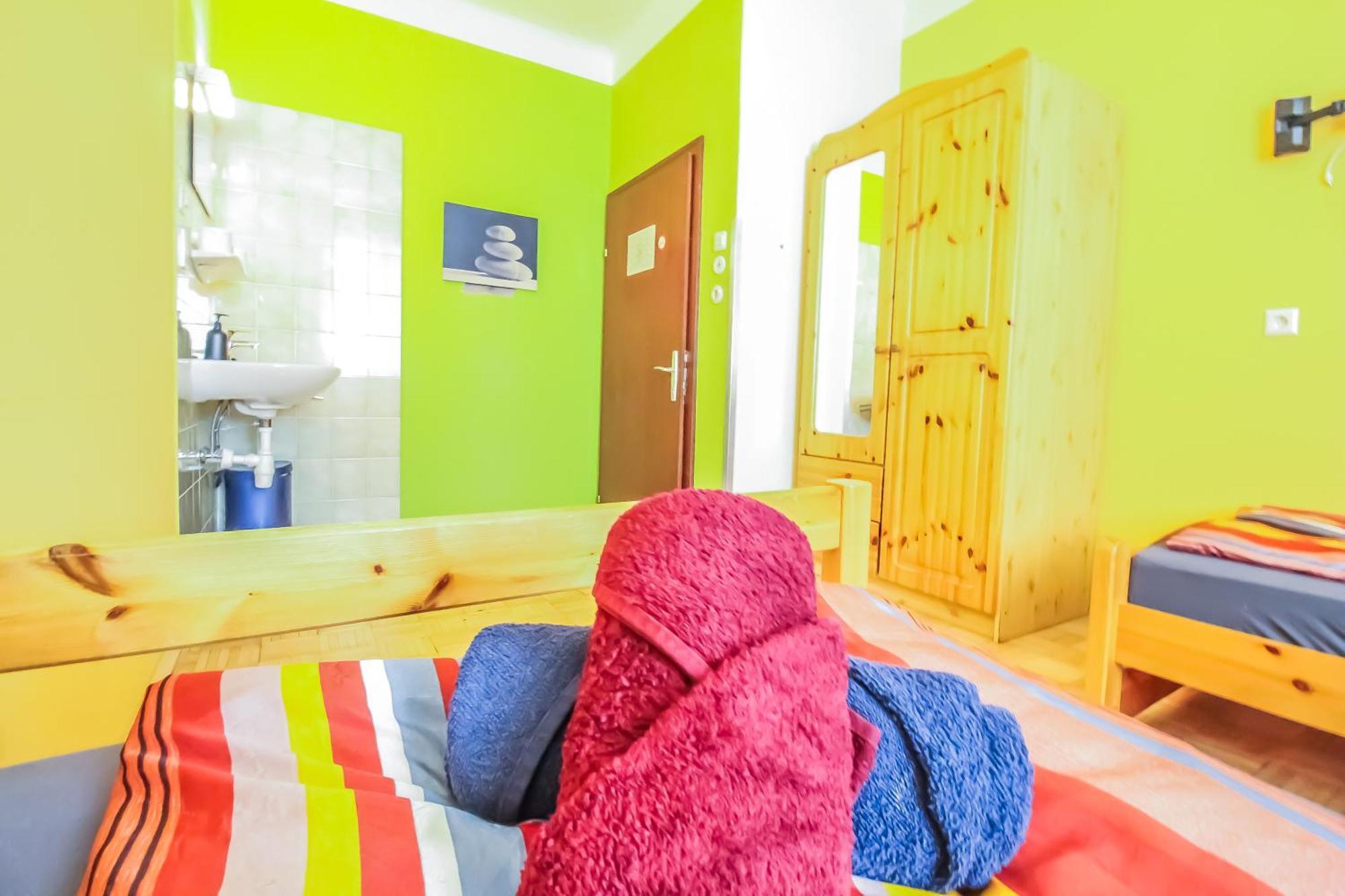 Cozy Rooms - U3 Hutteldorferstrasse Відень Екстер'єр фото