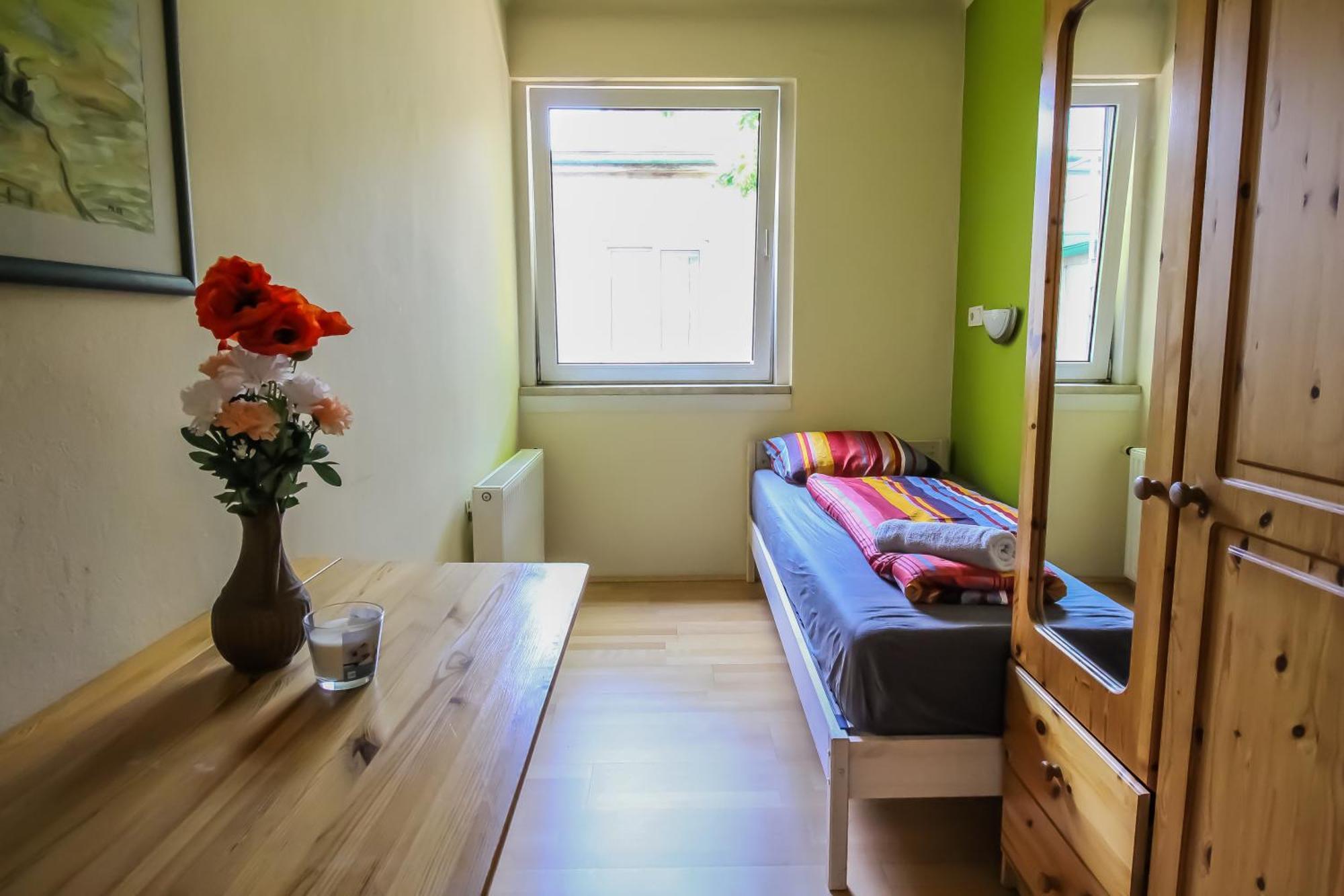 Cozy Rooms - U3 Hutteldorferstrasse Відень Екстер'єр фото