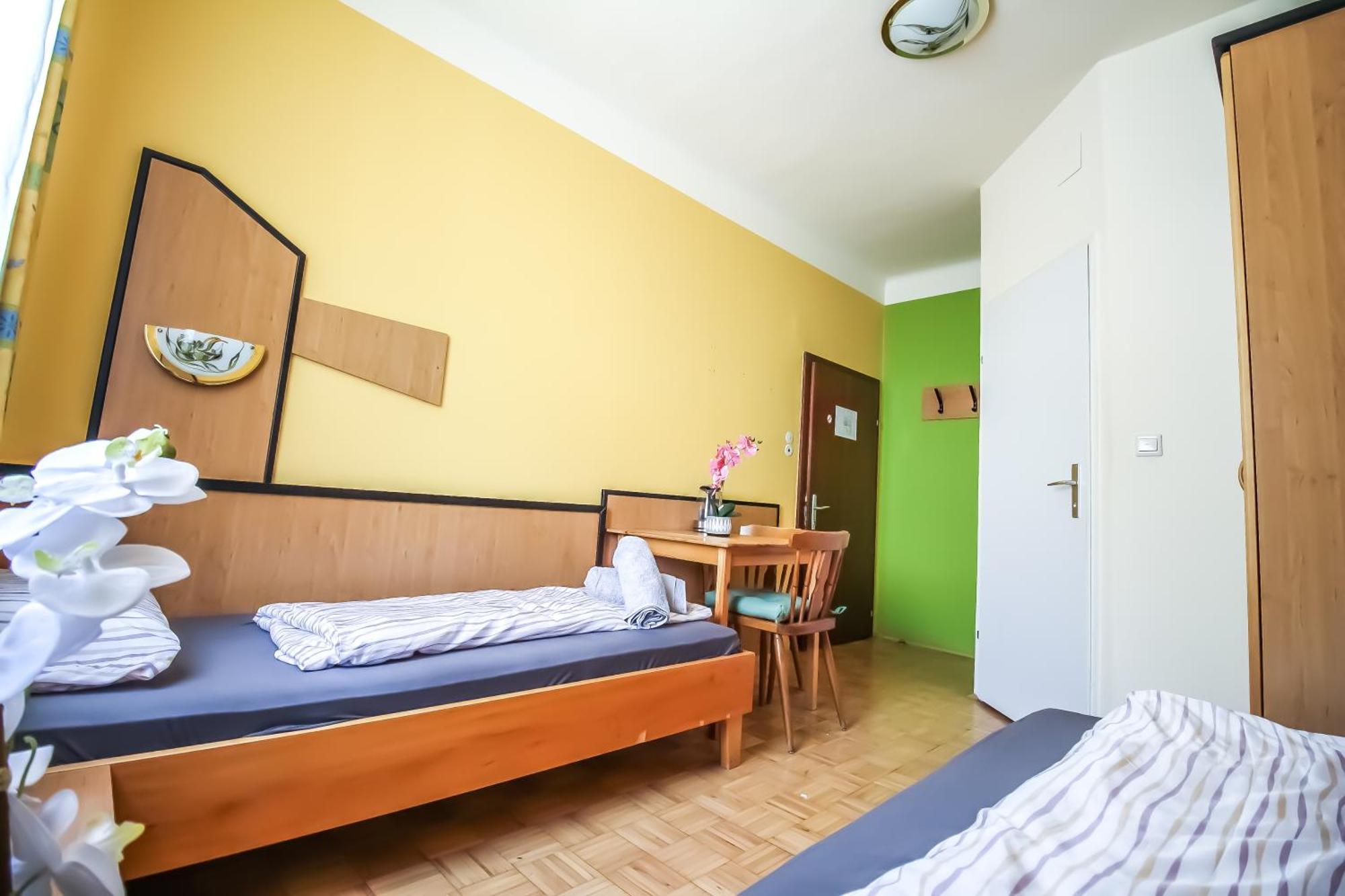 Cozy Rooms - U3 Hutteldorferstrasse Відень Екстер'єр фото