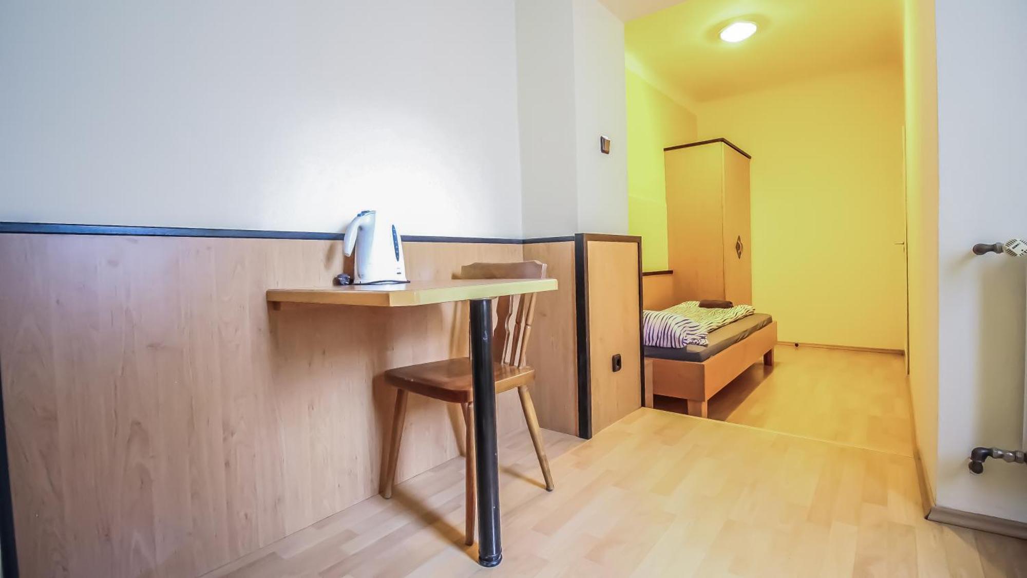 Cozy Rooms - U3 Hutteldorferstrasse Відень Екстер'єр фото